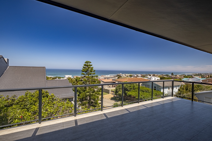 4 Bedroom Property for Sale in Wavecrest Eastern Cape